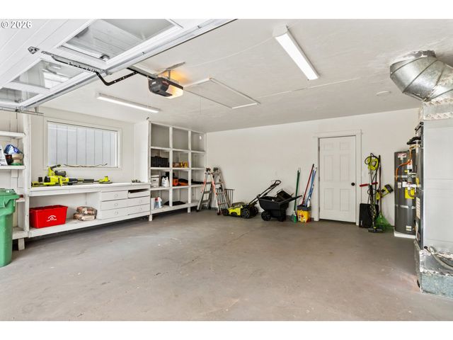 855 CALVIN St, Eugene, OR 97401