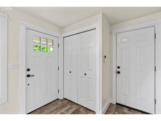 855 CALVIN St, Eugene, OR 97401