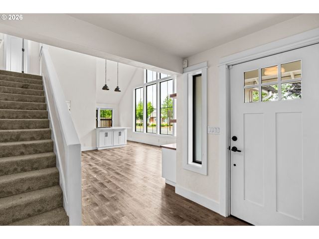 855 CALVIN St, Eugene, OR 97401