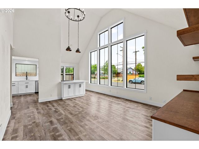 855 CALVIN St, Eugene, OR 97401