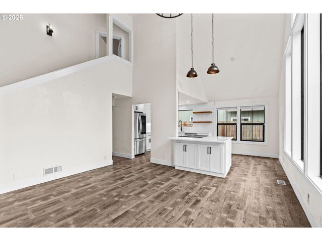 855 CALVIN St, Eugene, OR 97401