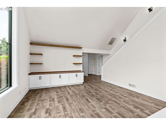 855 CALVIN St, Eugene, OR 97401