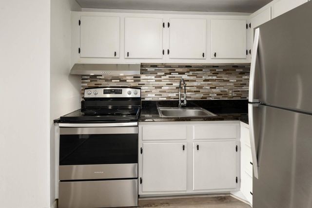92 E Broadway Apt 21, Derry, NH 03038