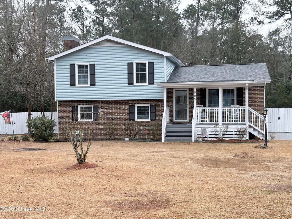 905 E Wilmington Street, Burgaw, NC 28425