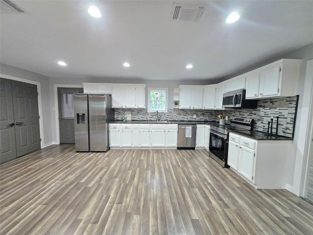 507 W 1st ST, Flatonia, TX 78941