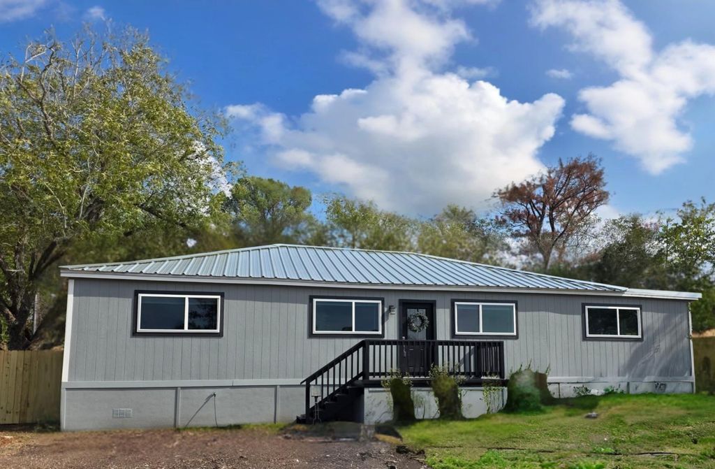 507 W 1st ST, Flatonia, TX 78941