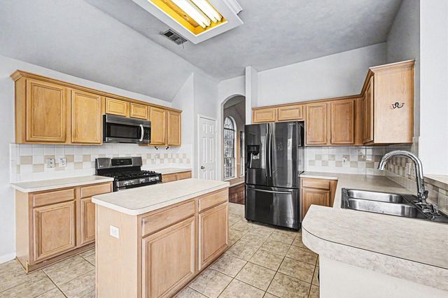 10943 Spruce Drive N, La Porte, TX 77571