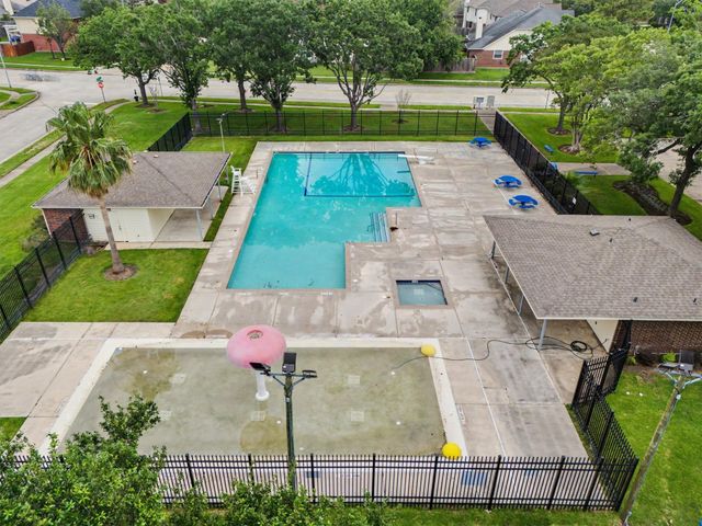 10943 Spruce Drive N, La Porte, TX 77571