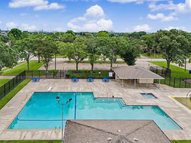 10943 Spruce Drive N, La Porte, TX 77571