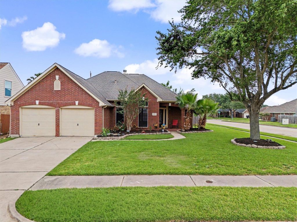 10943 Spruce Drive N, La Porte, TX 77571