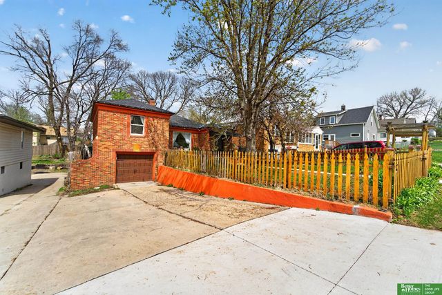 6814 Maple Street, Omaha, NE 68104