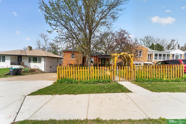 6814 Maple Street, Omaha, NE 68104