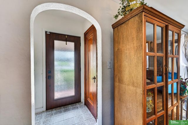 6814 Maple Street, Omaha, NE 68104