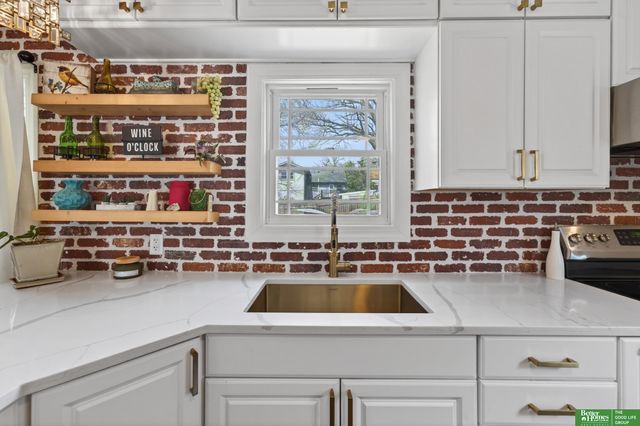 6814 Maple Street, Omaha, NE 68104