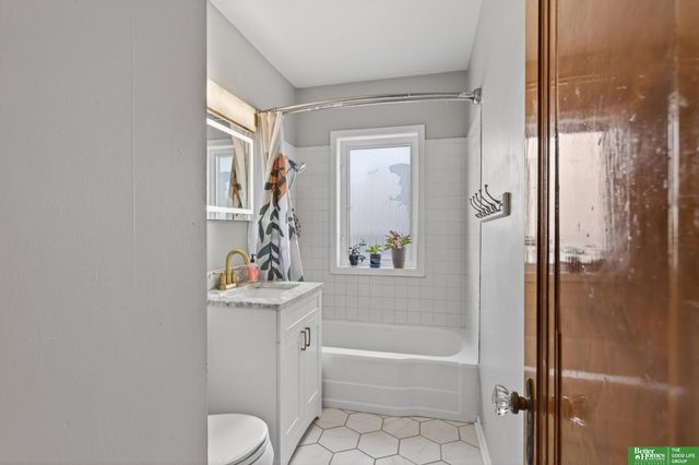 6814 Maple Street, Omaha, NE 68104