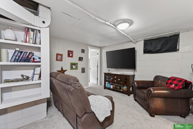 6814 Maple Street, Omaha, NE 68104