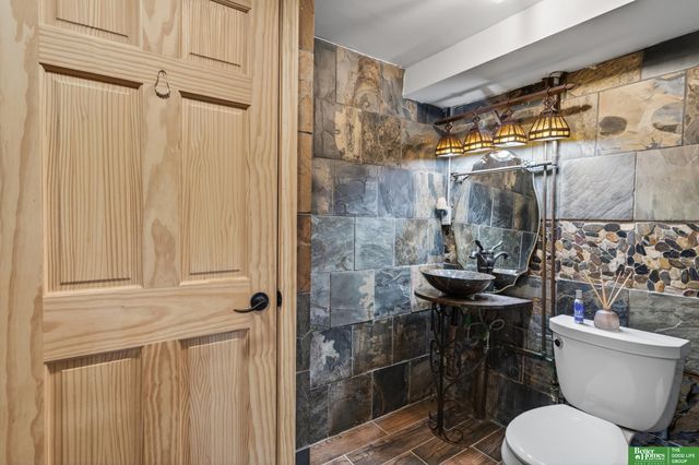 6814 Maple Street, Omaha, NE 68104