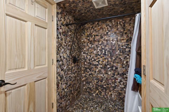 6814 Maple Street, Omaha, NE 68104