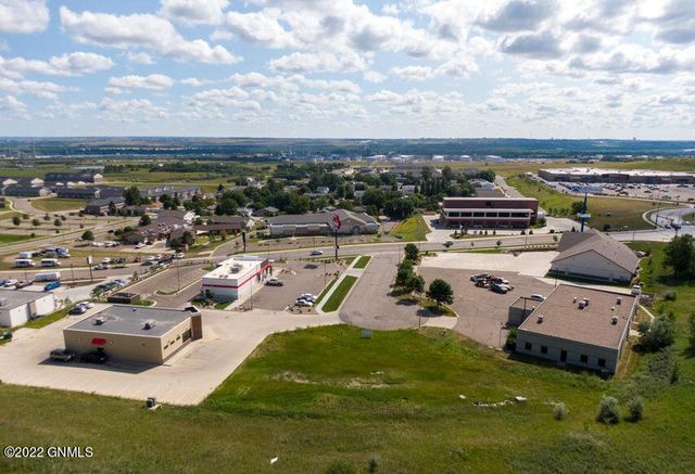 2580 Overlook Lane NW, Mandan, ND 58554 property photo