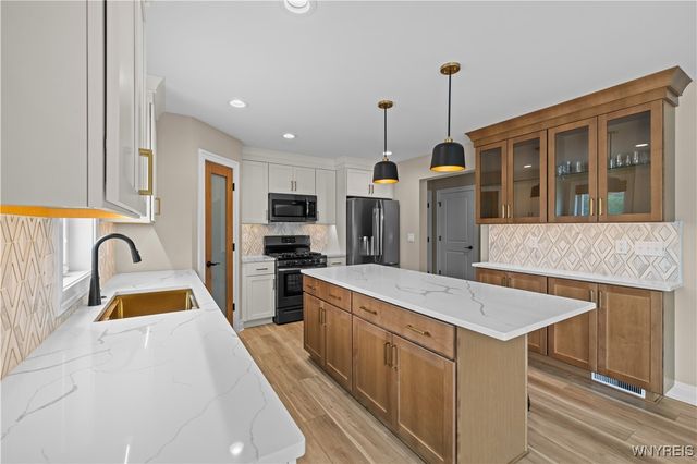 7286 Woodhaven Drive, Lockport Town, NY 14094