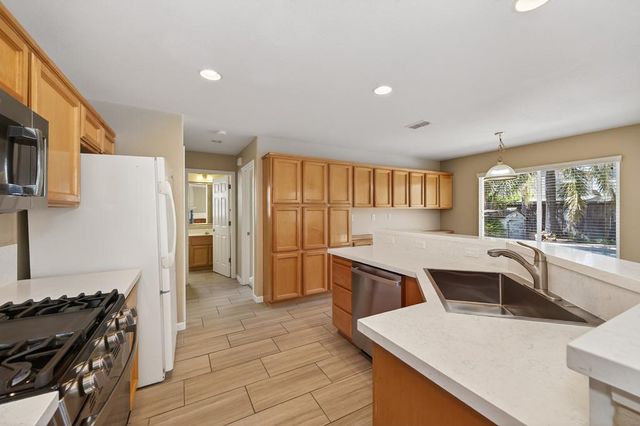 7116 Lyndale Cir, Elk Grove, CA 95758
