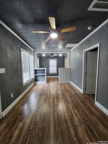 930 E Grayson St Apt 4, San Antonio, TX 78208