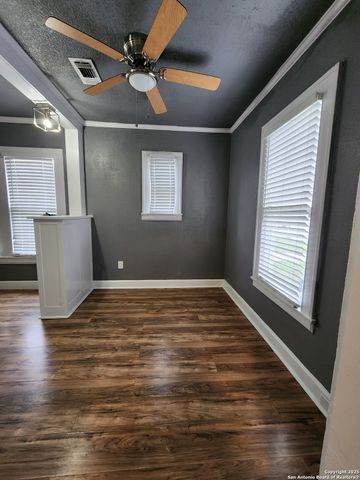 930 E Grayson St Apt 4, San Antonio, TX 78208