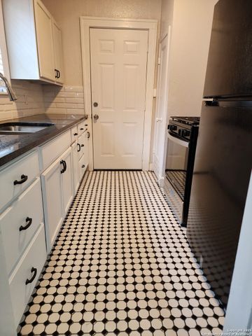 930 E Grayson St Apt 4, San Antonio, TX 78208