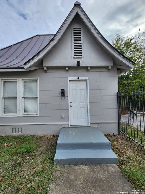 930 E Grayson St Apt 4, San Antonio, TX 78208