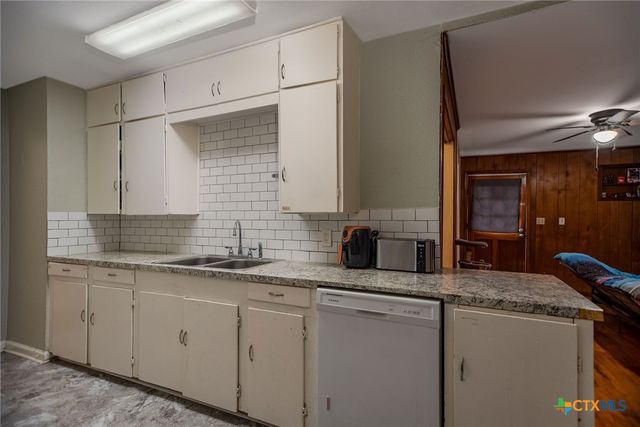 911 S Wells Street, Edna, TX 77957