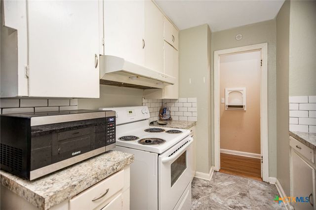 911 S Wells Street, Edna, TX 77957