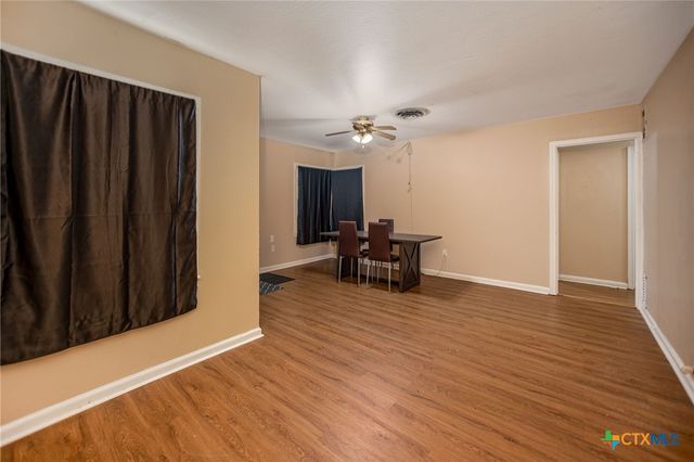 911 S Wells Street, Edna, TX 77957