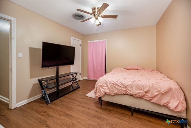 911 S Wells Street, Edna, TX 77957