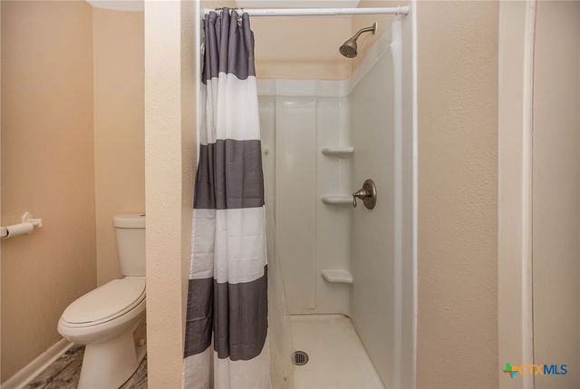 911 S Wells Street, Edna, TX 77957