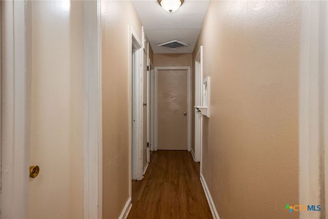 911 S Wells Street, Edna, TX 77957