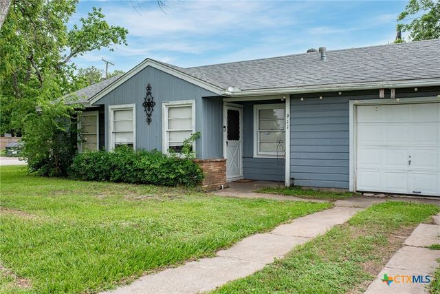 911 S Wells Street, Edna, TX 77957