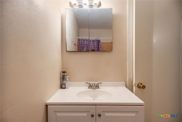 911 S Wells Street, Edna, TX 77957