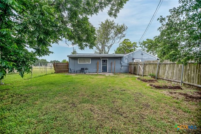 911 S Wells Street, Edna, TX 77957