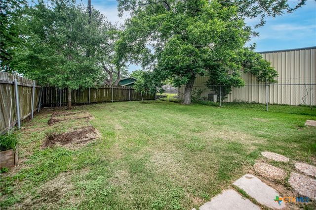 911 S Wells Street, Edna, TX 77957