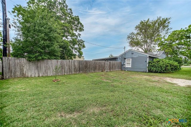 911 S Wells Street, Edna, TX 77957