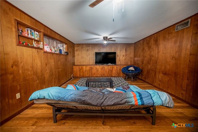 911 S Wells Street, Edna, TX 77957