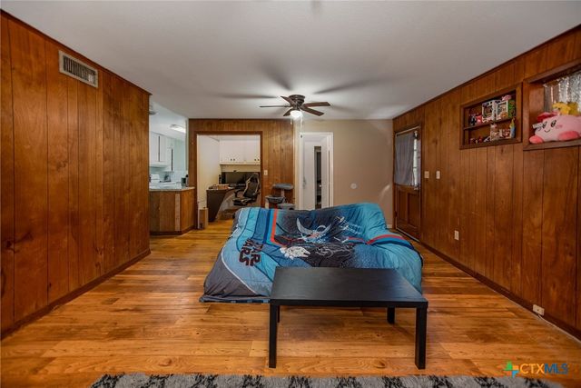 911 S Wells Street, Edna, TX 77957