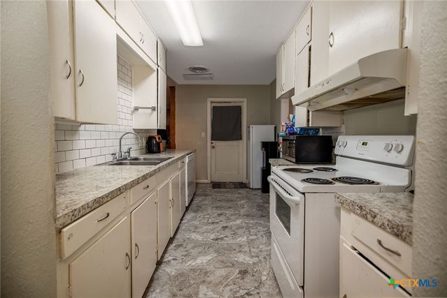 911 S Wells Street, Edna, TX 77957