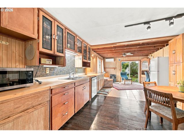 1753 ELKAY Dr, Eugene, OR 97404