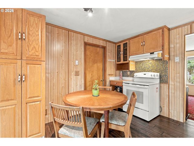 1753 ELKAY Dr, Eugene, OR 97404