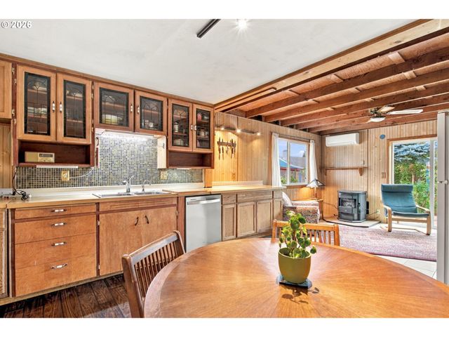 1753 ELKAY Dr, Eugene, OR 97404