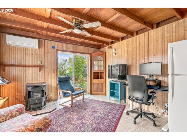 1753 ELKAY Dr, Eugene, OR 97404