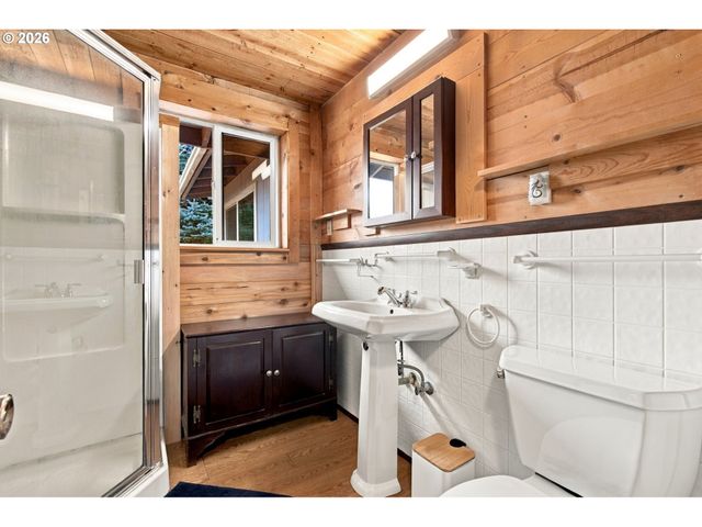 1753 ELKAY Dr, Eugene, OR 97404