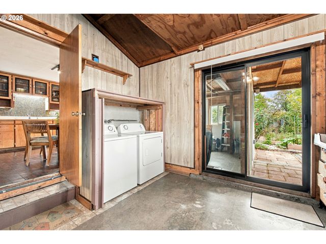 1753 ELKAY Dr, Eugene, OR 97404