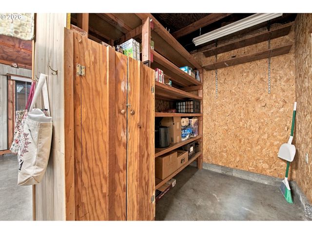 1753 ELKAY Dr, Eugene, OR 97404
